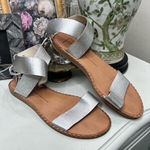 Dolce Vita Women’s Pomona metallic silver Flat Sandal